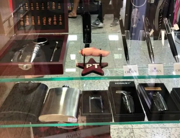 Tabacaria causa pol&ecirc;mica com dedo de Lula exposto na vitrine