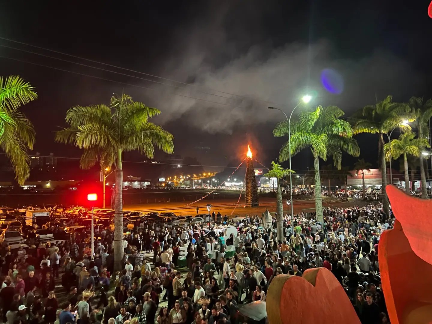 S&aacute;bado de Arrai&aacute; Solid&aacute;rio &eacute; marcado por acendimento da Fogueira Gigante