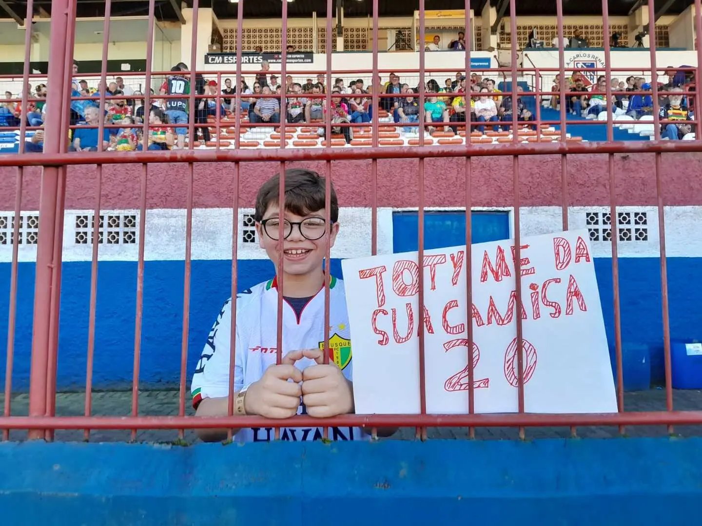 Menino faz cartaz com pedido a jogador do Brusque
