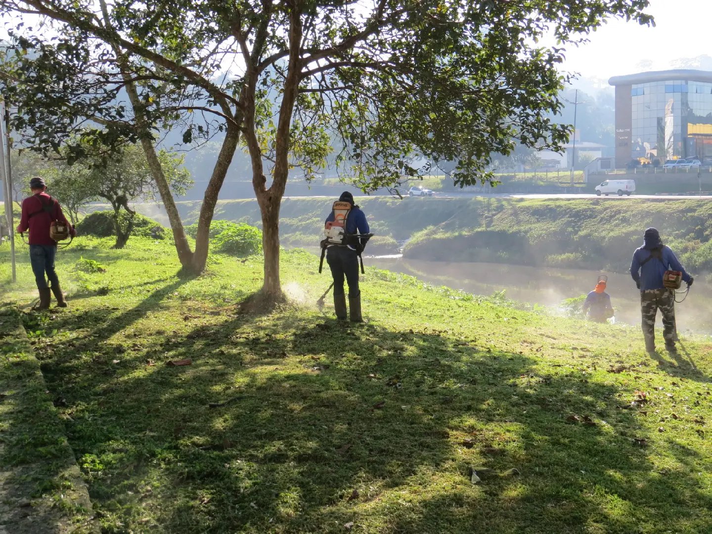 Secretaria de Obras realiza roçada da avenida Beira Rio