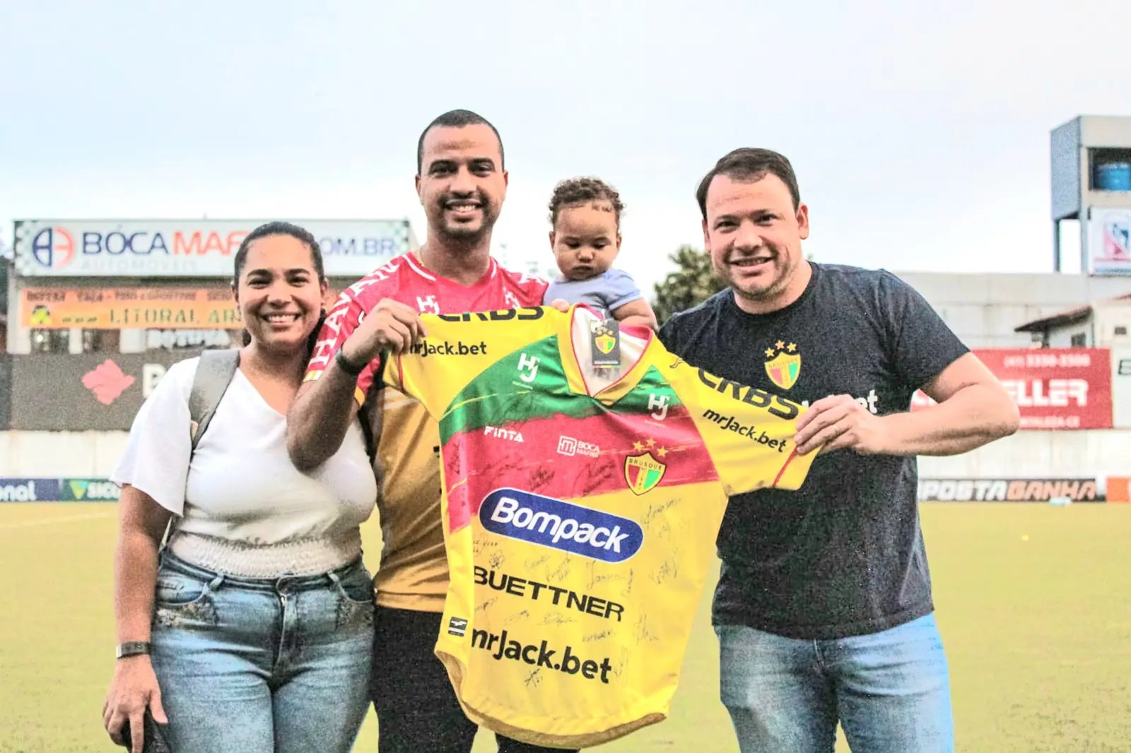 Brusque doa camisa para ajudar em rifa para tratamento de câncer 