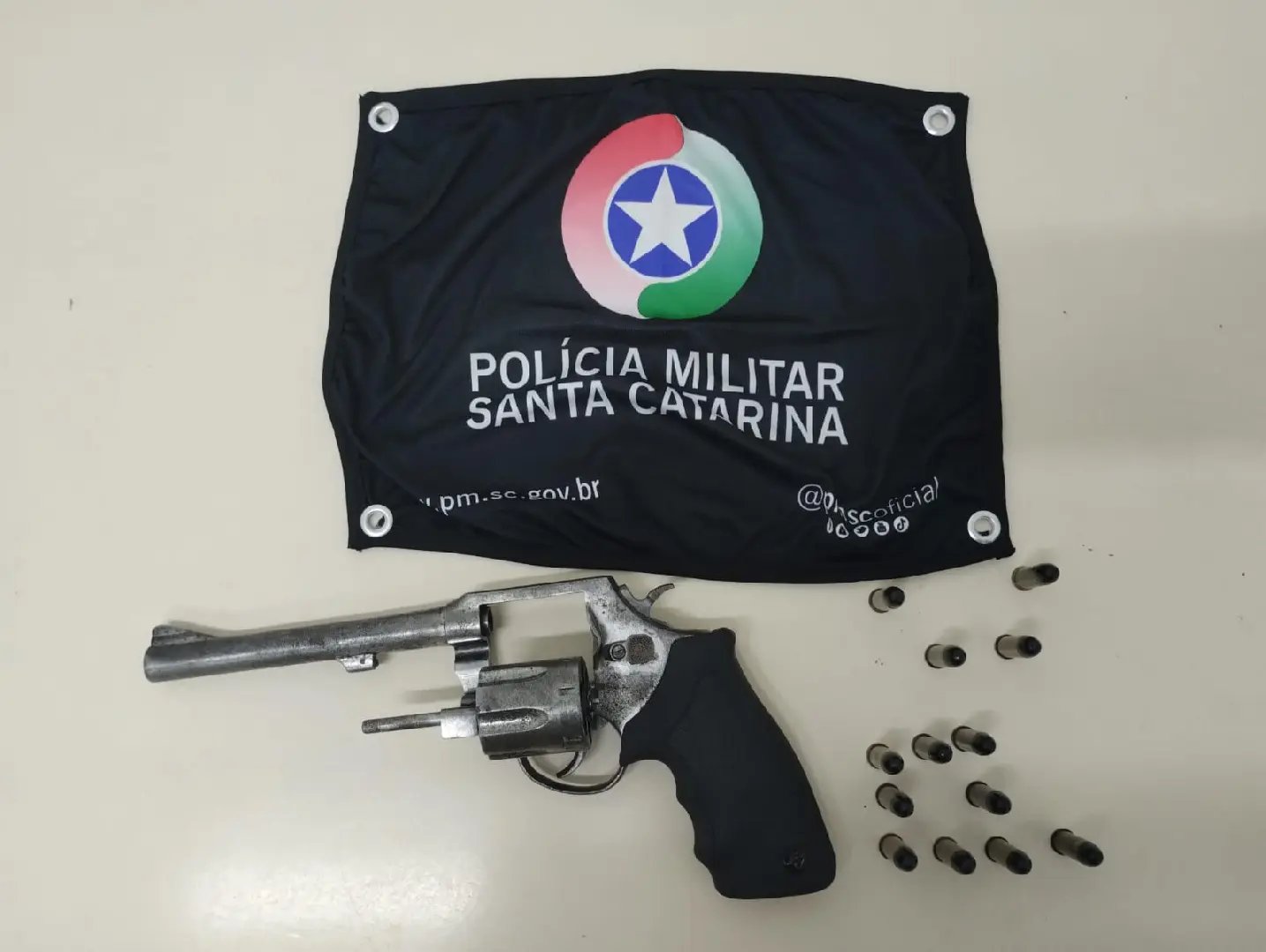 Homem estaciona irregular e ameaça com arma