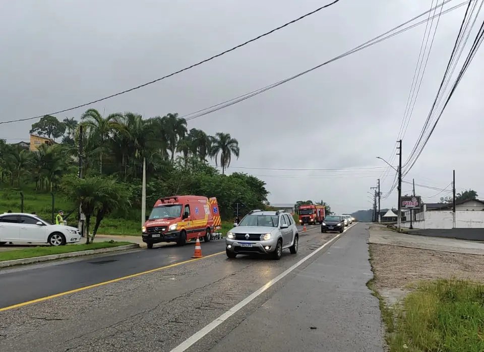 Jovens ficam feridos após colisão de motos na Ivo Silveira 