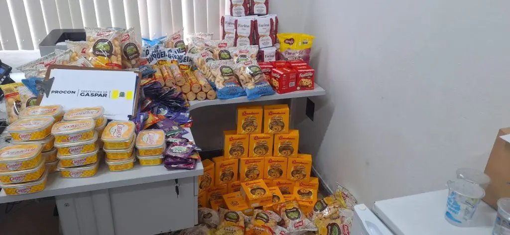 Alimentos vencidos são apreendidos em Gaspar pelo Procon