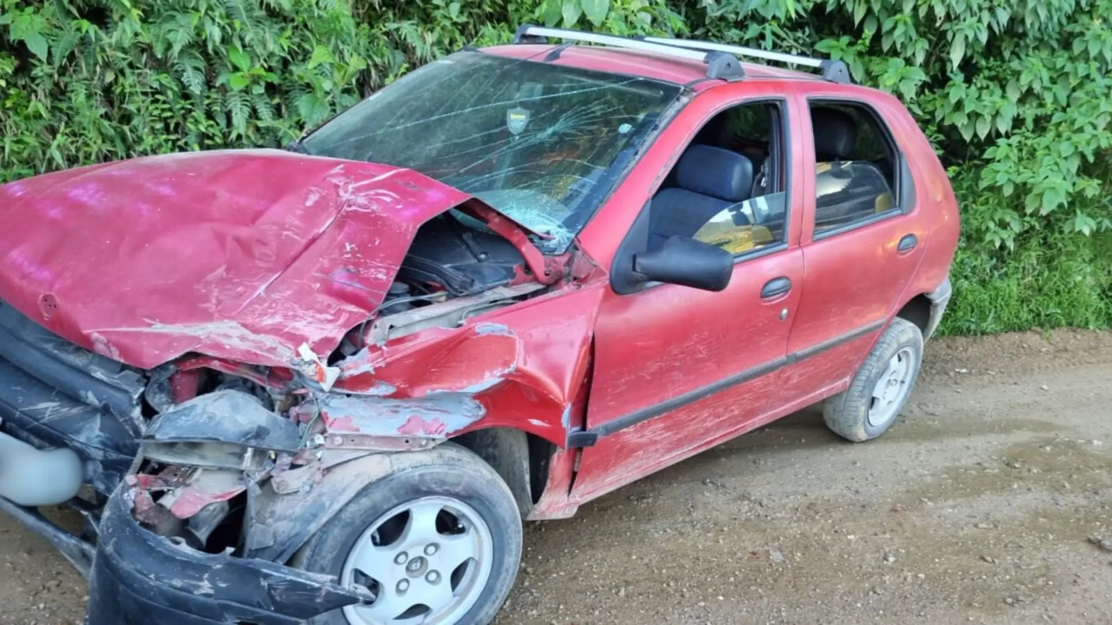 Carro tem frente destruída após colisão frontal em Brusque 