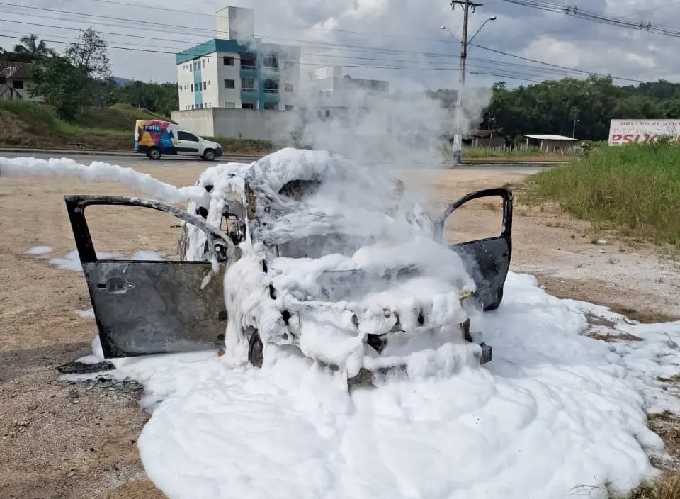 Carro fica totalmente destruído após pegar fogo em Guabiruba