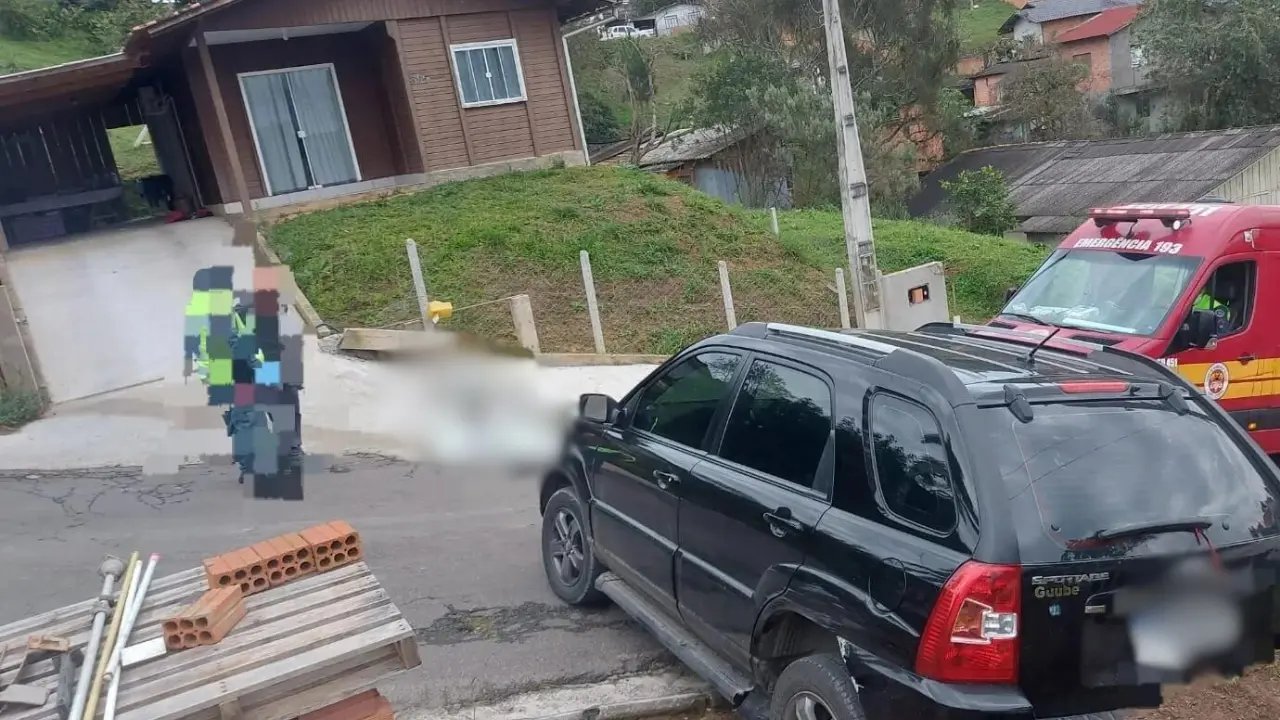 Mulher morre após ser atropelada pelo próprio carro