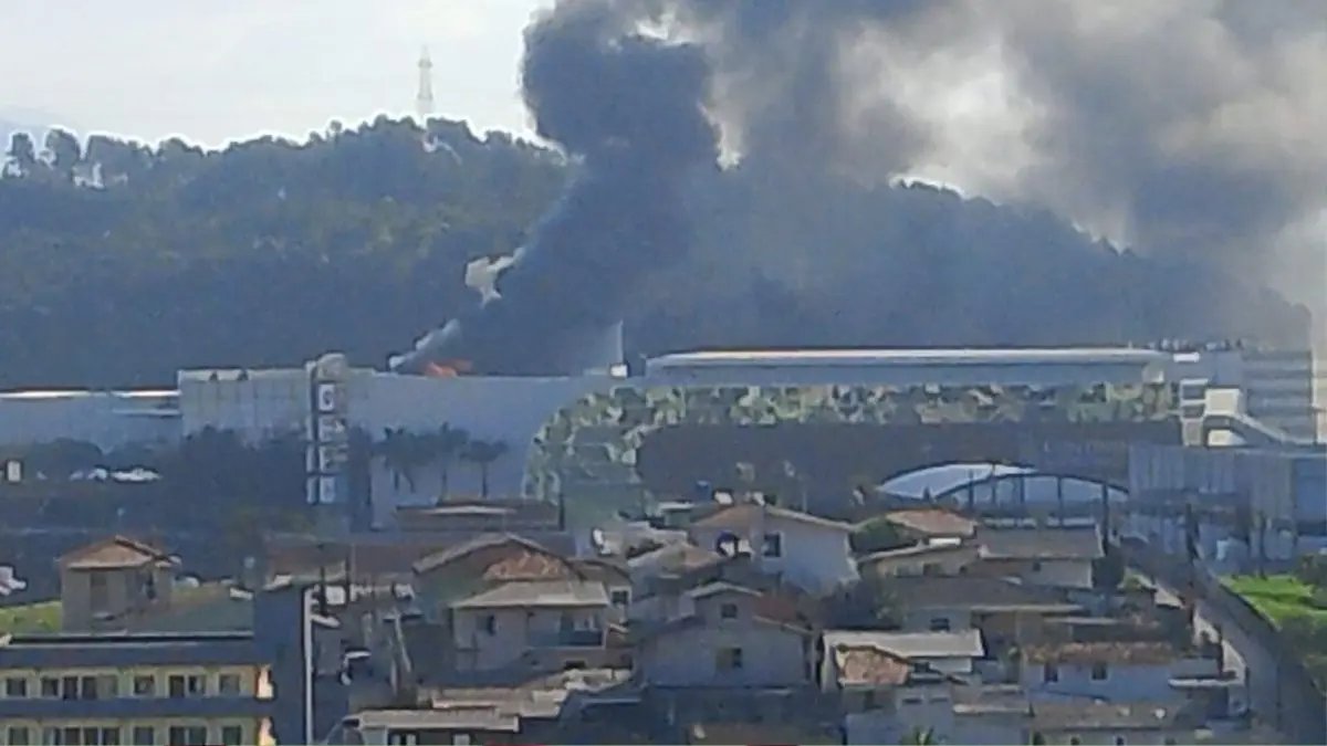 Incêndio gera correria e evacuação em shopping da Capital