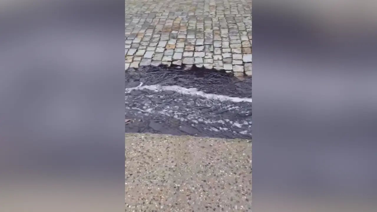 (VÍDEO) Água com coloração escura e odor forte escorre pela Rua Medeiros