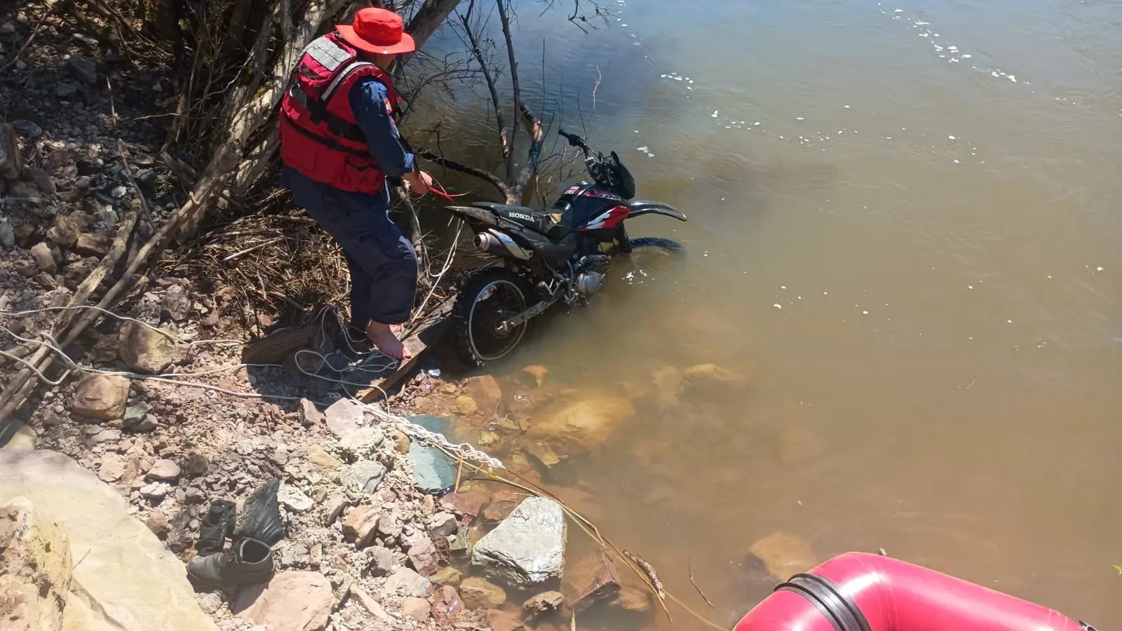 Corpo de motociclista arrastado pela correnteza é encontrado