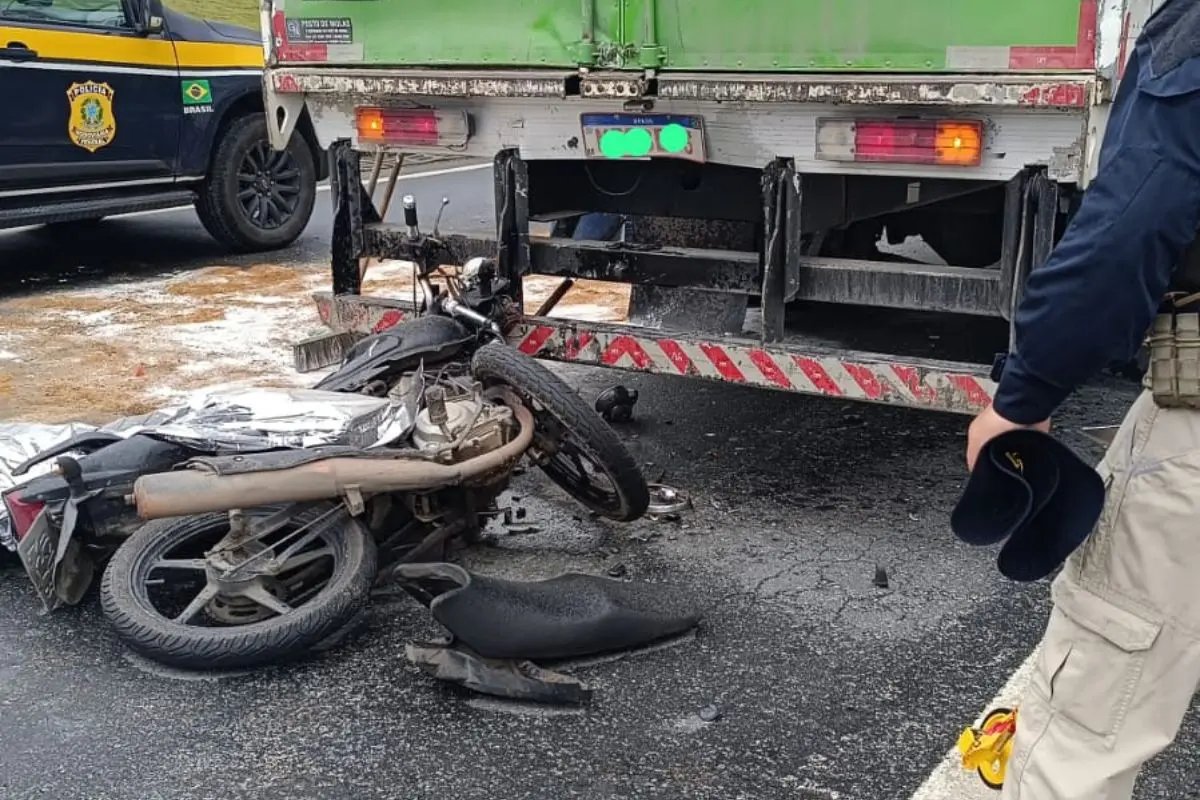 Motociclista morre após colidir na traseira de caminhão