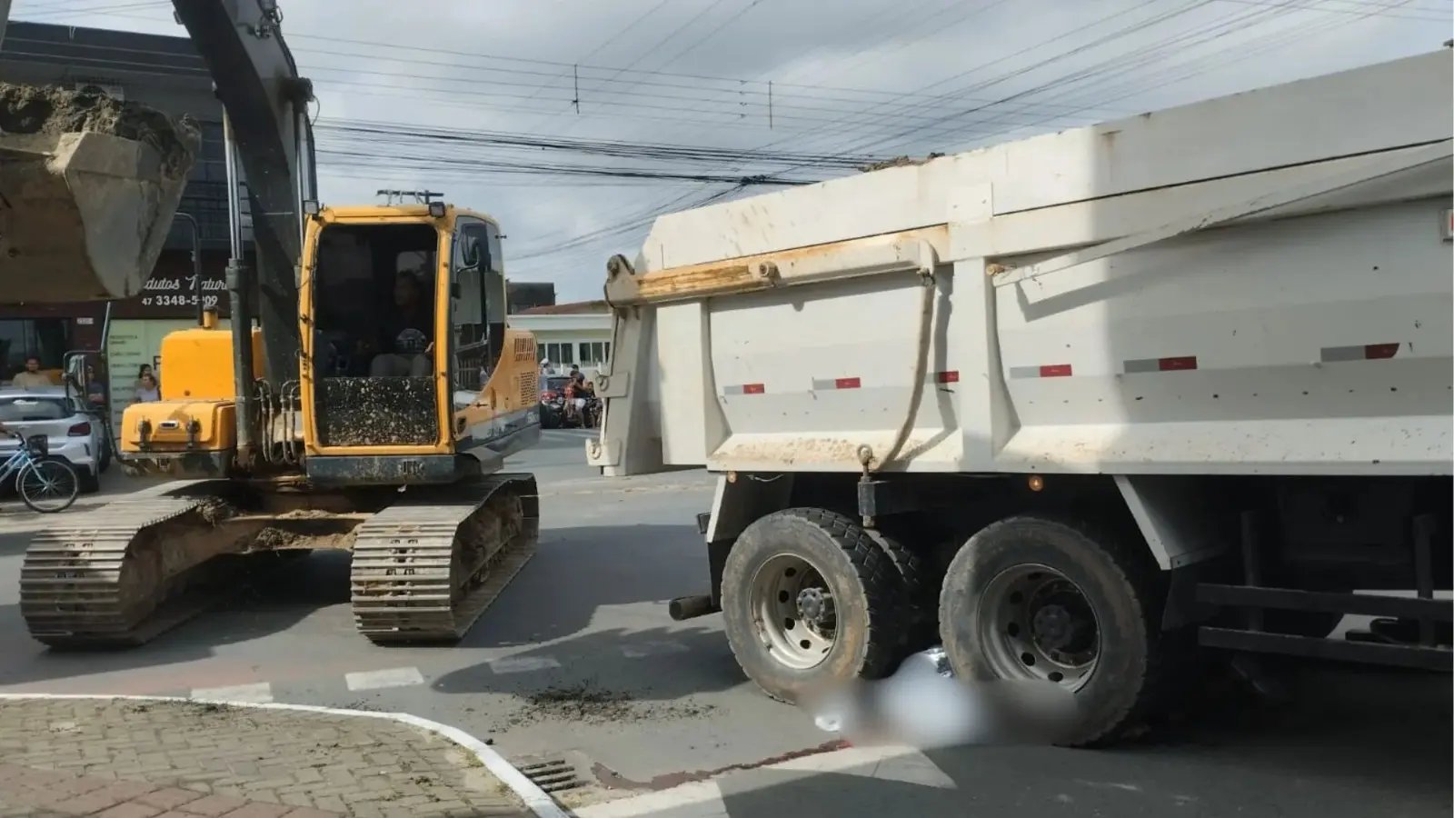Ciclista morre atropelado por caminhão caçamba