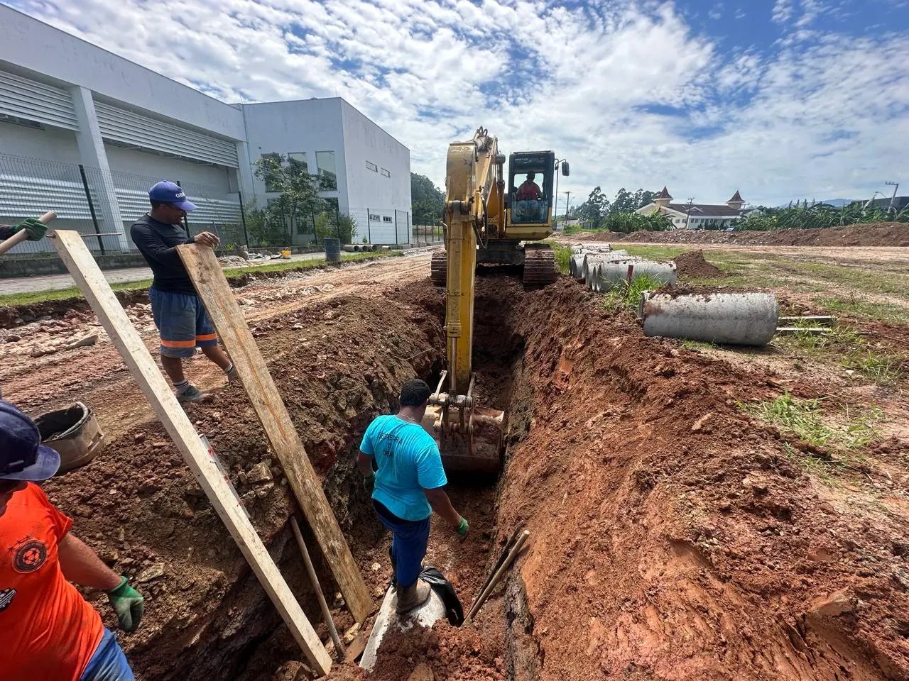 Nova via no Jardim Maluche recebe rede de tubulação