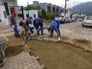 Secretaria de Obras realiza conserto de calçamento por diferentes bairros da cidade - 2