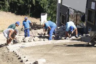 Secretaria de Obras realiza conserto de calçamento por diferentes bairros da cidade - 1