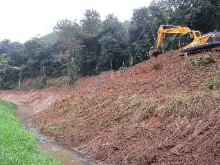 Prefeitura intensifica limpeza de valas durante período chuvoso - 2