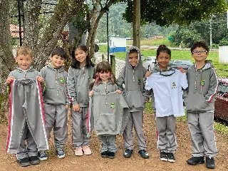 Alunos da rede municipal recebem uniformes de inverno - 3