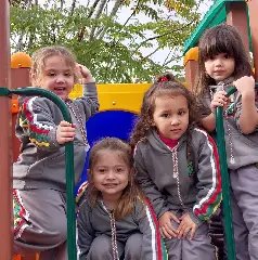 Alunos da rede municipal recebem uniformes de inverno - 1