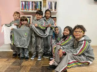 Alunos da rede municipal recebem uniformes de inverno - 2