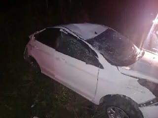 Carro capota após saída de pista na região do Claraíba - 1