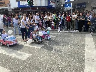 Milhares participam do desfile de aniversário de Brusque - 23