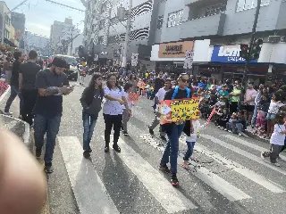 Milhares participam do desfile de aniversário de Brusque - 10
