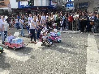 Milhares participam do desfile de aniversário de Brusque - 25