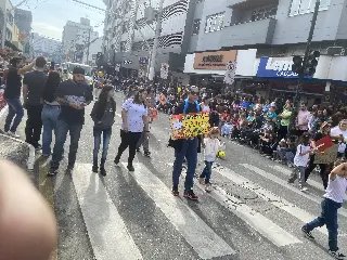 Milhares participam do desfile de aniversário de Brusque - 30