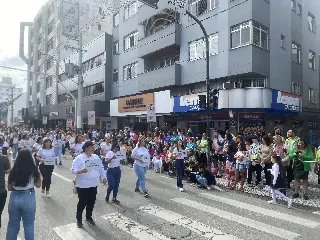 Milhares participam do desfile de aniversário de Brusque - 2