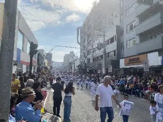 Milhares participam do desfile de aniversário de Brusque - 5