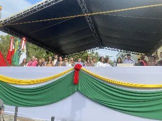 Milhares participam do desfile de aniversário de Brusque - 1