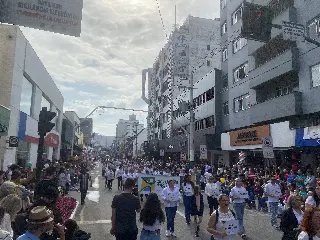 Milhares participam do desfile de aniversário de Brusque - 15
