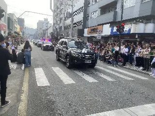 Milhares participam do desfile de aniversário de Brusque - 27