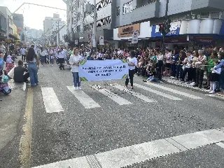 Milhares participam do desfile de aniversário de Brusque - 29