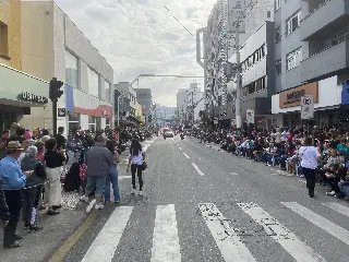 Milhares participam do desfile de aniversário de Brusque - 16