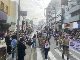 Milhares participam do desfile de aniversário de Brusque - 19