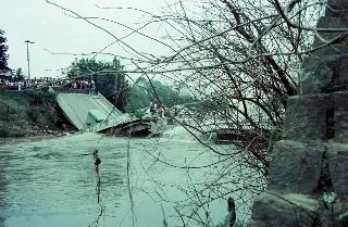 Queda da ponte no Centro de Brusque completa 43 anos - 8
