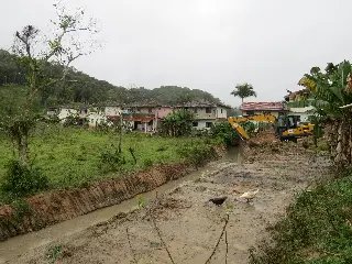 Secretaria de Obras realiza limpeza de vala no Planalto - 1