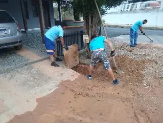 Secretaria de Obras realiza mutirão de limpeza de bocas de lobo - 3