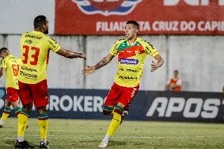 Queiroz sai do banco, marca e garante vitória do Brusque  - 4
