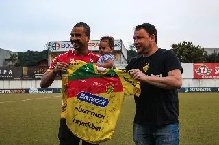 Brusque doa camisa para ajudar em rifa para tratamento de câncer  - 1
