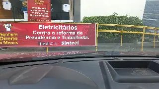 Cartazes de paralisação de eletricitários são afixados na Celesc - 1
