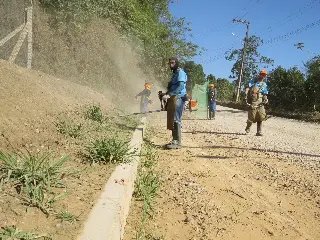 Passarela da ponte na rodovia Pedro Merizio passa por manutenção - 2
