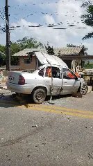 Câmera de segurança registra colisão entre carro e caminhão - 1