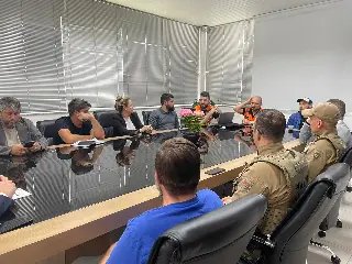 Prefeito se reúne com secretários e forças de segurança - 2