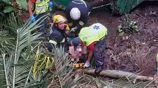 Homem fica ferido após caminhão de lixo cair em ribanceira - 1