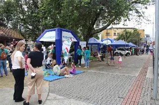 Sábado Fácil  reúne diversas famílias na Praça Barão de Schneeburg - 1
