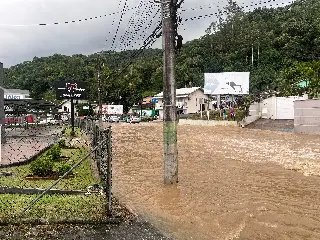 (VIDEO) Comerciantes pedem que motoristas evitem rua alagada no Guarani - 1