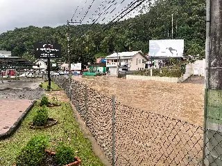 (VIDEO) Comerciantes pedem que motoristas evitem rua alagada no Guarani - 2