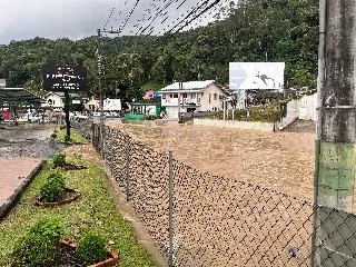 (VIDEO) Comerciantes pedem que motoristas evitem rua alagada no Guarani - 3